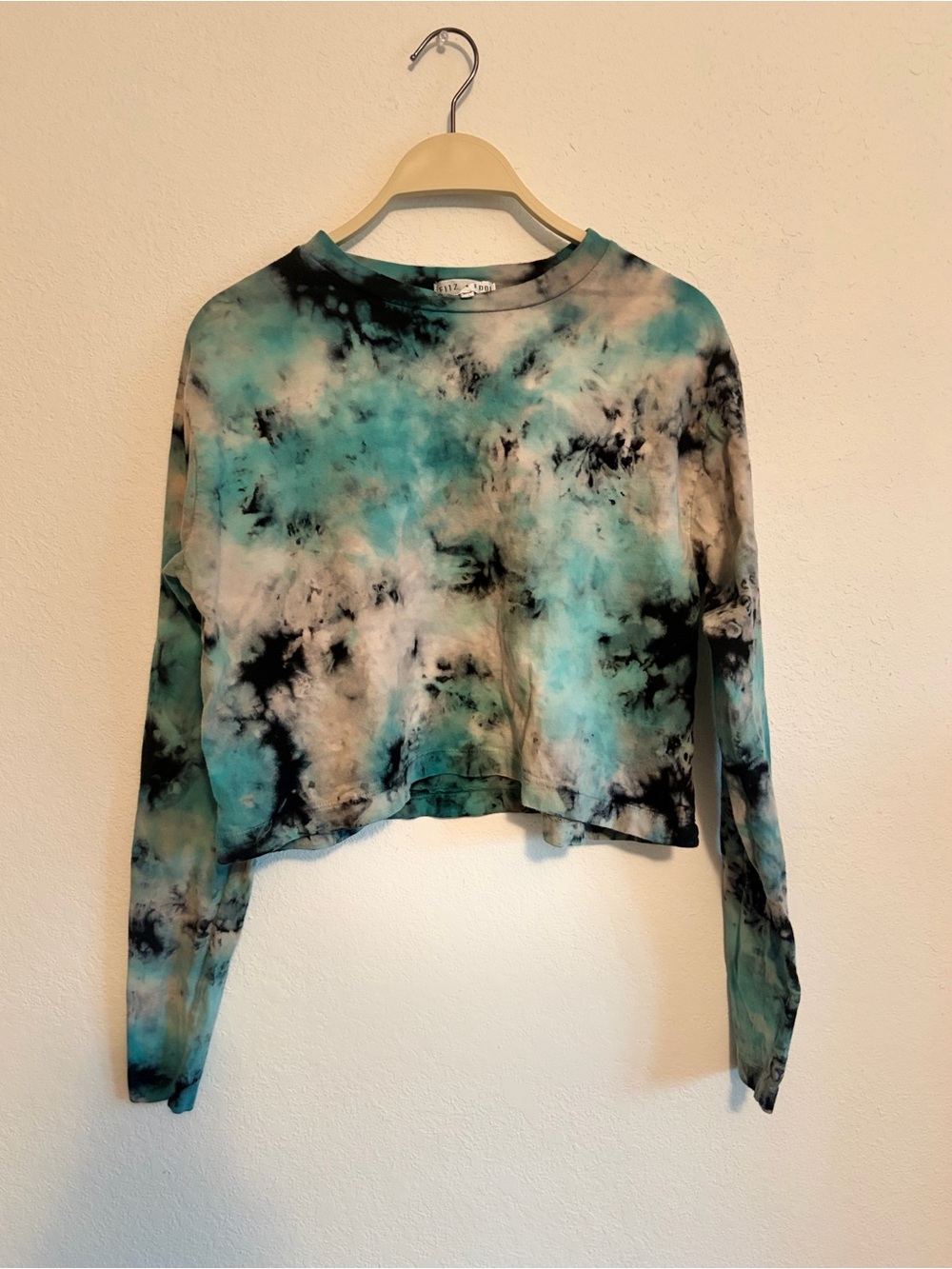 Fitz + Eddie Women’s cropped long sleeve size M